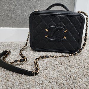 Authentic CHANEL Caviar Quilted Medium CC Filgree Vanity Case